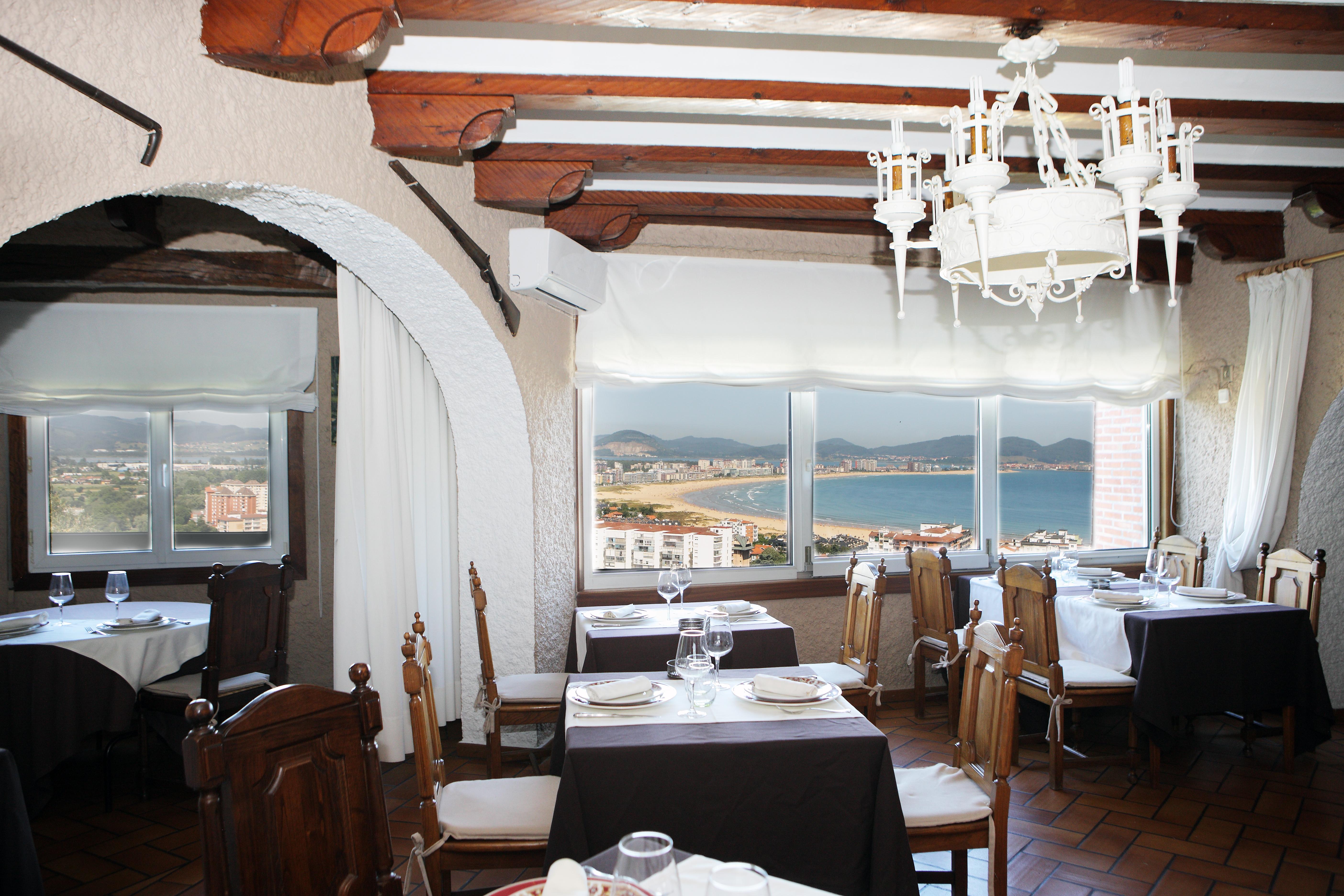 Hotel Restaurante Risco Ларедо Экстерьер фото