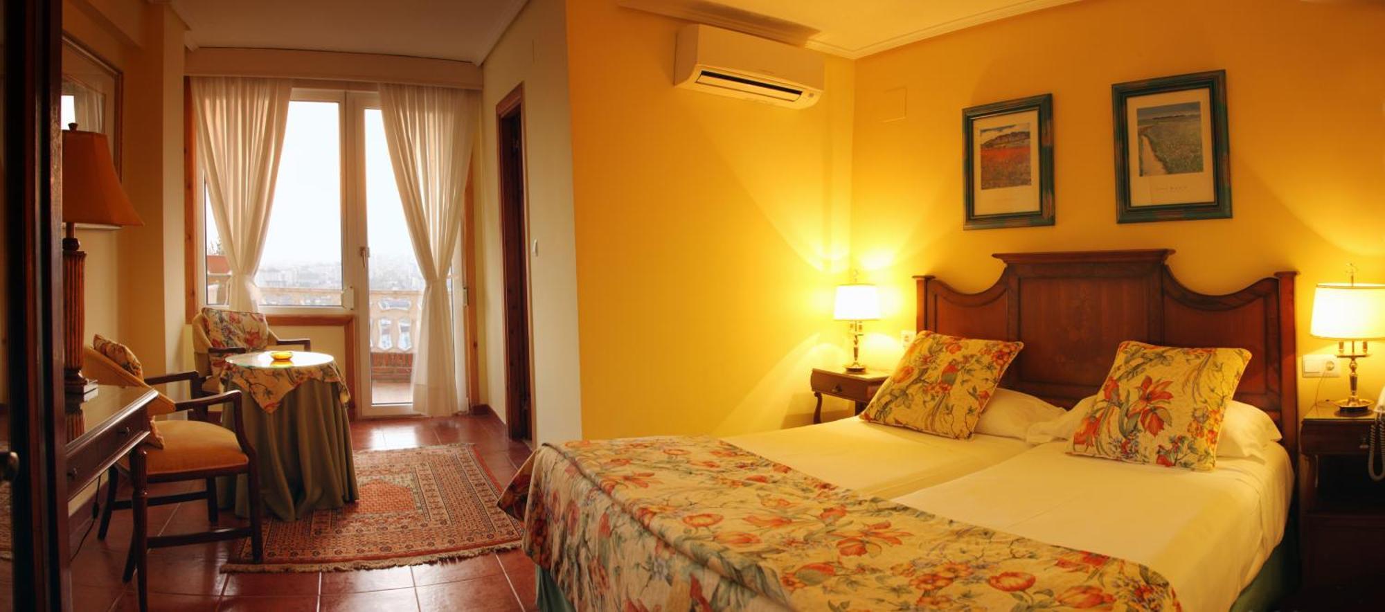 Hotel Restaurante Risco Ларедо Экстерьер фото